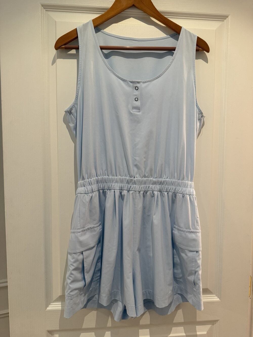 Vuori Romper Women’s Light Mist Villa Utility Pockets Elastic Waist Medium?